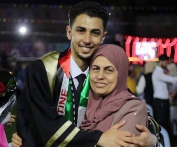 شاهد.. طالب يخلع زي التخرج بعد منع والدته من صعود منصة التكريم ويصرخ “امي اكبر من كل الجامعة”