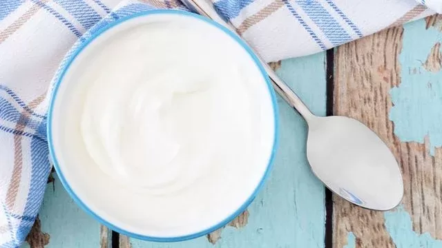 تناول الزبادي كل يوم يحميك من هذه الامراض الخـطيرة ويمنحك طول العمر