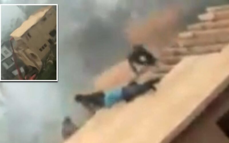 فيديو مروع.. شاهد ما حدث لعمال بناء فوق مبنى في أمريكا