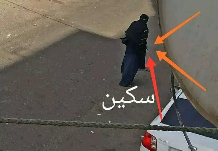 بالصورة.. امرأة تجوب الشوارع بعدن شاهرة سلاح ابيض تثير الرعب