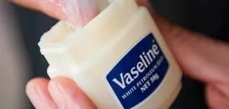 فوائد الفازلين للشعر والبشرة وطريقة الاستخدام الصحيحة له