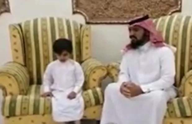 شاهد بالفيديو.. السعودية تعيد حاسة السمع لطفل يمني وهذه كانت ردة فعله عند سماعه لأول مرة