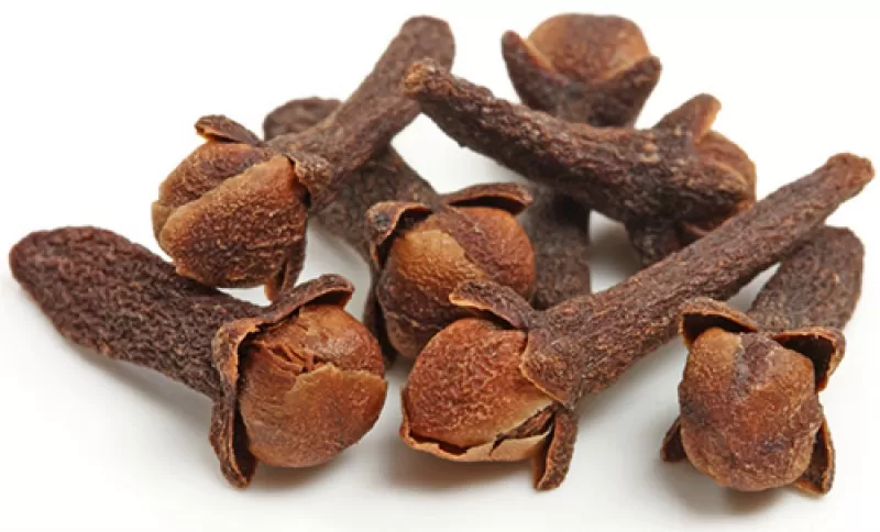 فوائد عظيمة ومعجزة حقيقية  عند تناول 5 حبات من القرنفل مع العسل يوميا .. والنتيجة مدهشة وغير متوقعة؟