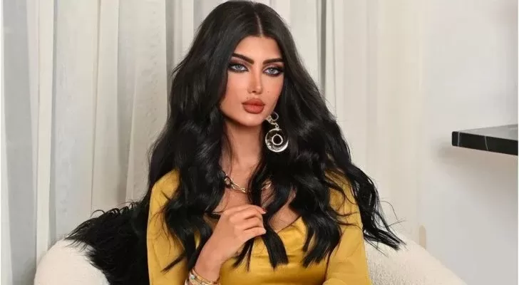 ملكة كابلي تكشف عن تكلفة عملية نحت الخصر التي خضعت لها