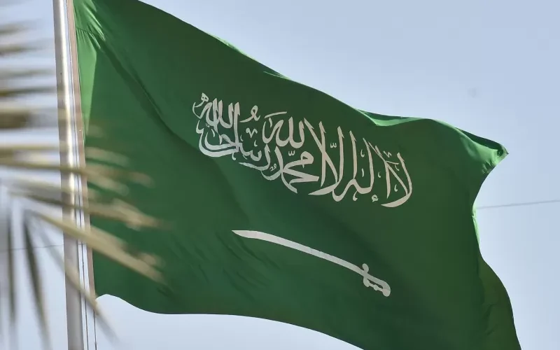 تحذيـر عاجل من النيابة السعودية للوافدين من هذه المخالفة اثناء المشي في الشارع!!