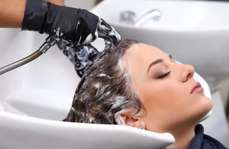 هذا ما سيحدث اذا لم تغسل شعرك بالشامبو
