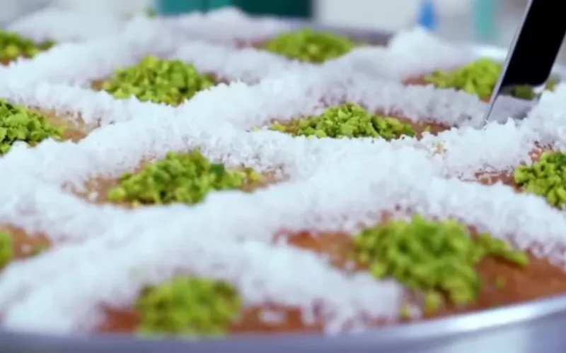 طريقة عمل البسبوسة الأصلية بالزبادي مثل محلات الحلويات