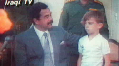 كشف تفاصيل جديدة عن حياة صدام حسين بعد سنوات من اعدامه وهذه قصة الطفل الذي فعل بصدام ما لم يجرؤ اصحاب الشوارب التفكير فيه