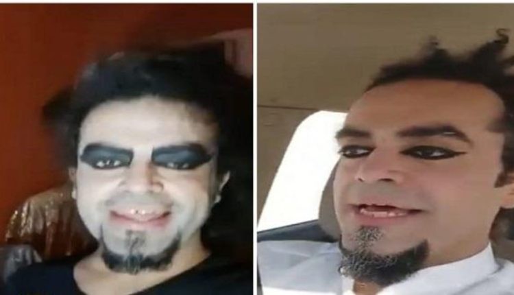 شاهد: شخص يظهر بهيئة مريبة ويطلق على نفسه إبليس ويسيء للذات الإلهية
