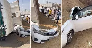 الفيديو الكامل لانقلاب شاحنة محملة بالتراب على سيارة صغير في جدة وهذا مصير من كانو فيها