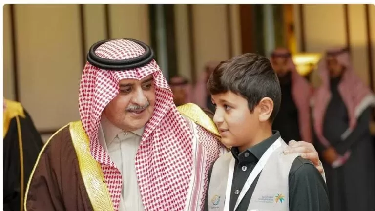 بمناسبة يوم التطوع السعودي والعالمي أمير تبوك يهدي قلمه الخاص لأصغر متطوع