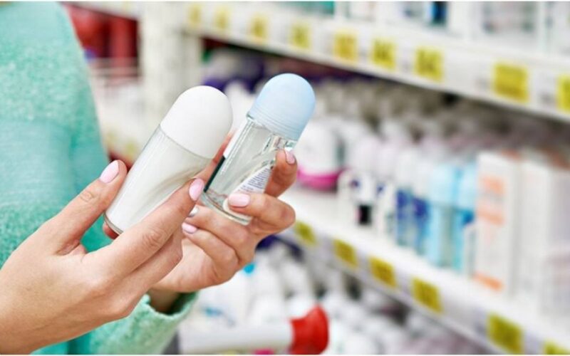 الفرق بين مزيل العرق ومضاد التعرق.. وما فوائد ومخاطر كل منهما؟