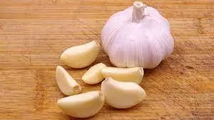 منها تقوية البصر.. فوائد سحرية لن تصدقها لماء الثوم