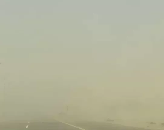 لا يُصدق.. شاهد ماذا فعل الغبار بطريق الساحل “القنفذة – المظيلف”