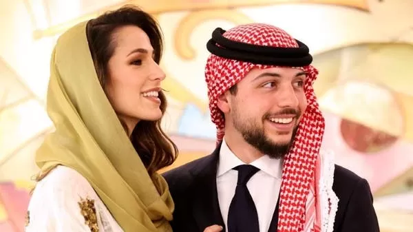 شاهد : حَماة ولي عهد الاردن والدة خطيبته رجوة ال السيف تشعل السعودية بجمالها واناقتها