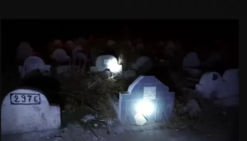 استيقظ من النوم بسبب صرخات قوية جاءت من داخل المقابر وعندما ذهب ليري ماذا يحدث أكتشف الكارثة ؟