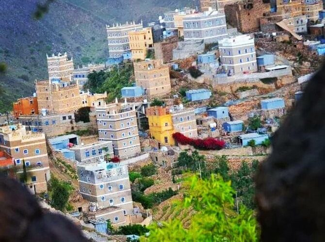 هذا مافعله مسلح بعد أن إقتحم مقيل للقات في يافع !