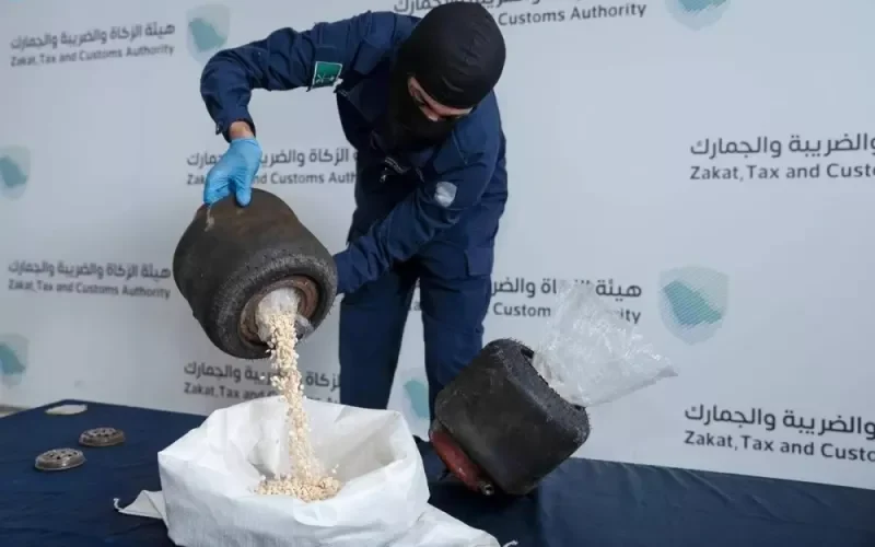 شاهد :  لحظة إحباط تهريب أكثر من 151 ألف حبة كبتاجون مخبأة بطريقة ماكرة في سيارات قدمت للمملكة