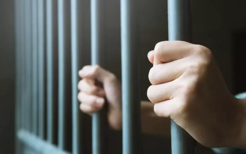 رجل يكشف سبب صادم يجعله يفضل السجن على العيش في بيت زوجته والشرطة تتعاطف معه وتنفذ له طلبه