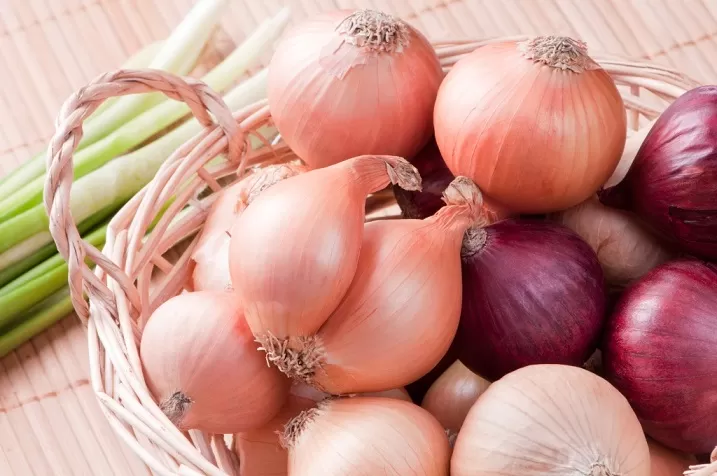 اذا كنت من هؤلاء فاحذر من تناول البصل ابداً