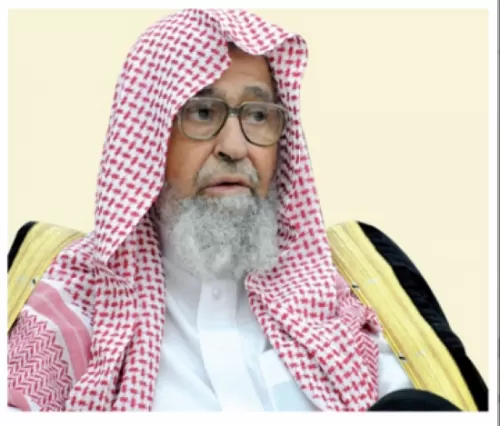 فيديو : فتوى لشيخ سعودي شهير يقول ان الصلاة بمكبرات الصوت باطلة