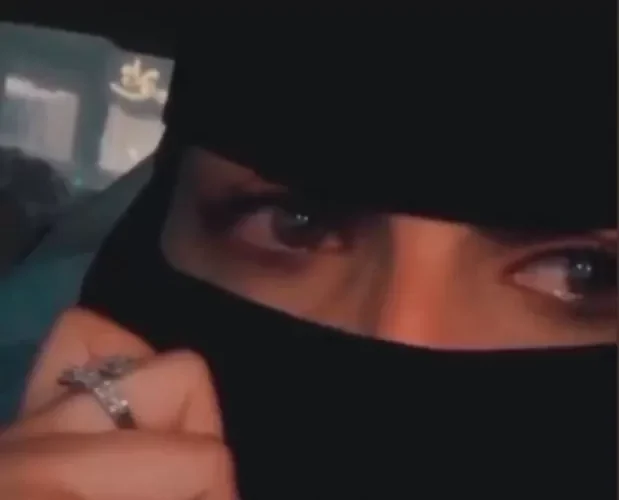 شاهد ..السعودية التي اشعلت مواقع التواصل وهي تبكي وتطلب متابعيها الطريقة الي تخلي زوجها يحبها