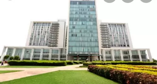 في حالة نادرة نشرتها دوريات علمية شهيرة: طبيب هندي يستأصل ورماً ضخماً من دماغ مريض يمني .. تفاصيل