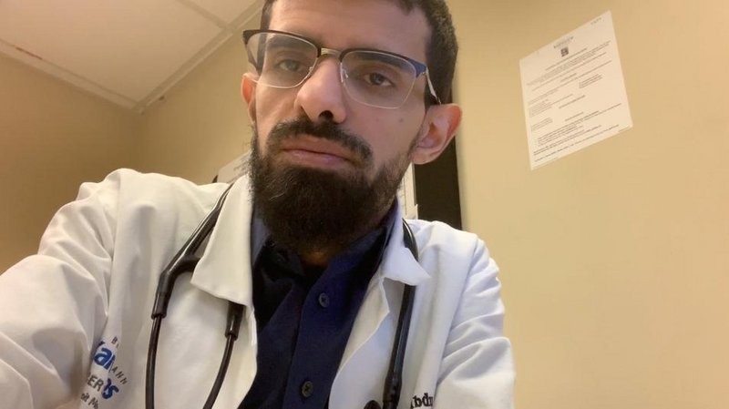 رد فعل صادم لطبيب سعودي في اميركا اصيب بالوباء الفتاك فماذا حصل؟