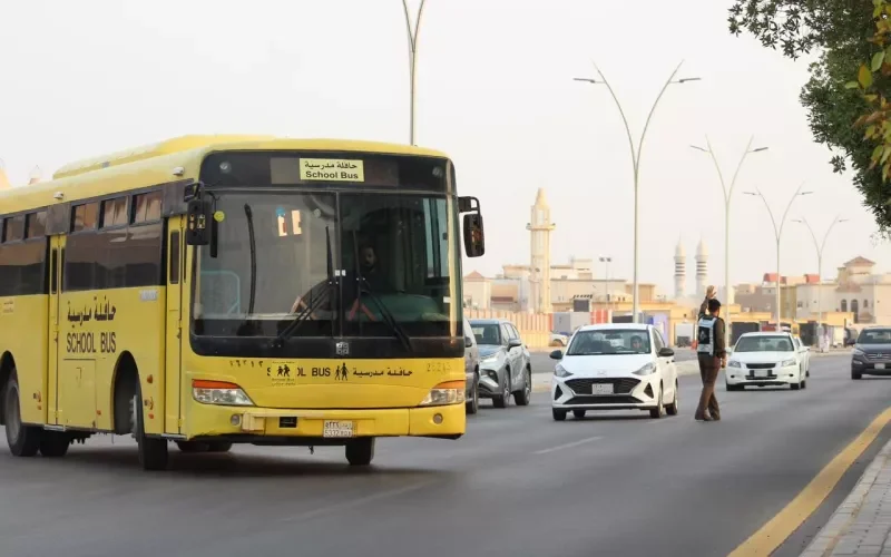 المرور في السعودية يعلن عن غرامة بقيمة 6 الاف ريال لكل من يتجاوز حافلة نقل مدرسي بأحد هذه الطرق الشائعة