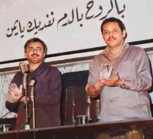 صورة نادرة جداً تجمع الرئيسان سالمين وعلي ناصر .. والغريب بالعبارة المكتوبة خلفهم