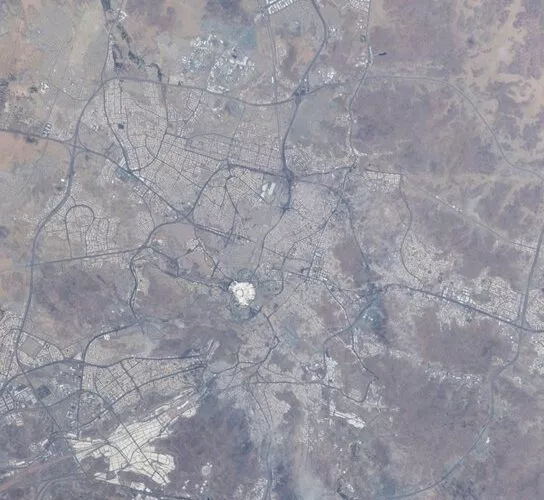 شاهد.. رائد فضاء إماراتي ينشر صور مذهلة للمشاعر المقدسة للحج