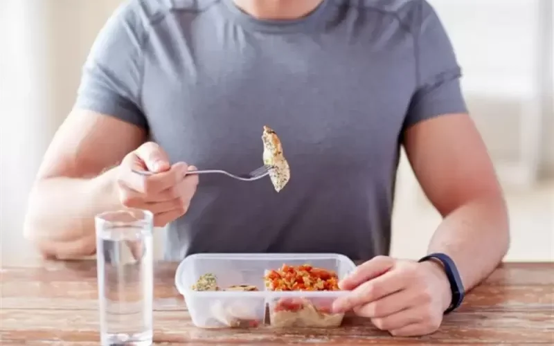 نهانا عنها رسول الله (ص) .. عادة خطيرة يمارسها الكثيرون تسبب قرحة المعدة وارتفاع السكر في الدم بشكل خطير جدا .. تجنبوها فوراً