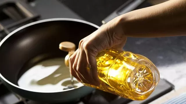 لهذا السبب يجب أن لا تفرط في زيت القلي المستخدم