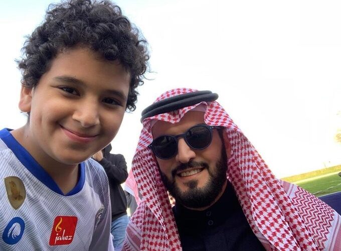 نجل ولي العهد الأمير” سلمان بن محمد بن سلمان” يزور نادي الهلال! يشكل ردود افعال قوية من الجماهير