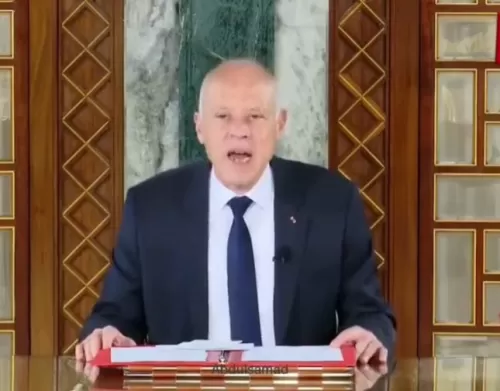 بالفيديو: الرئيس التونسي يأتيه الوحي ويقرا نسخة جديدة من القرآن الكريم