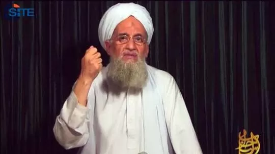 مصدر يكشف السر وراء ارتداء أيمن الظواهري ملابس بيضاء دائماً