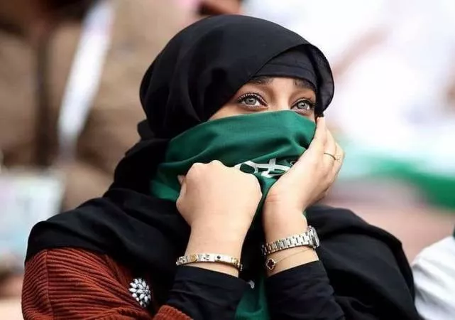 سعودية تزوجت رجل أعمال ثري في السر وما فعله بها ليلة زفافها جعلها تعض أصابع الندم