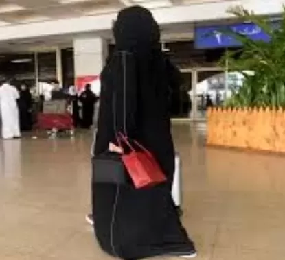 فتاة سعودية تعطي جوالها للناس في وسط الشارع وتباغتهم بطلب صادم .. شاهد الصدمة بعد ذلك!