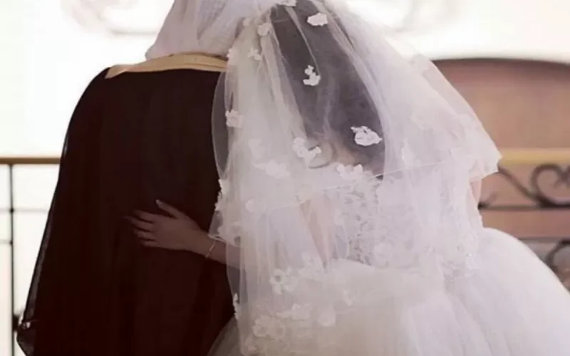 عريس يعثر  على صور صادمة في هاتف زوجته السعودية سببت بطلاقها بعد ساعتين من ليلة الدخلة