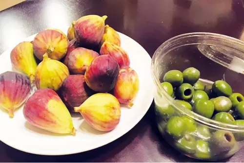 فاكهتان ذكرهما الله في القران في سورة واحدة واية واحدة لها مفعول السحر عند تناولها معاً