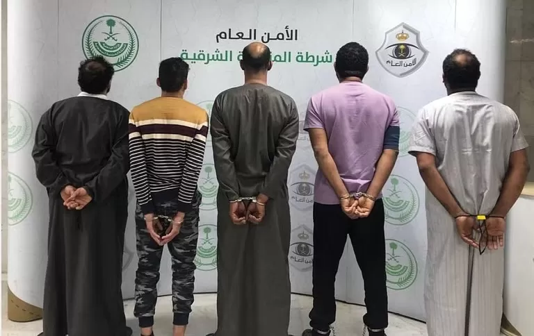 شرطة الاحساء تلقي الفبض على 5 مواطنين سطو على محال تجارية وصراف الي