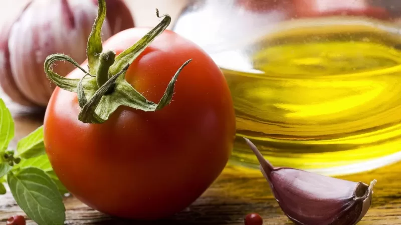 هذا مايحدث لجسمك إذا تناولت حبة طماطم مع زيت الزيتون .. فوائد عظيمة ونتائج مذهلة غير متوقعة !