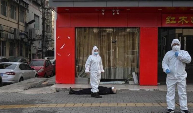 ميت في الشارع.. شاهد صورة تبين حجم الكارثة التي تسبب بها كورونا في الصين