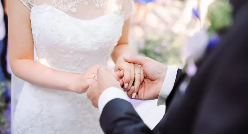 لا ذمتكم … زواج مسيحي من يمنية وهذا ما قاله الأب …!