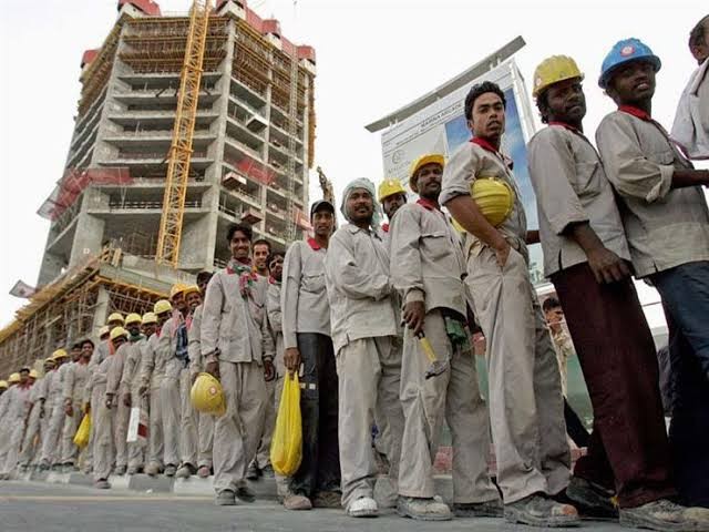السعودية تصدر قرارات صارمة بشأن الكُفلاء وتعاملهم مع العمال الوافدين