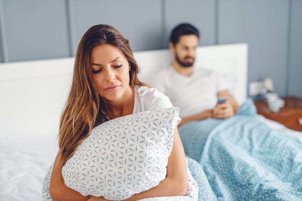 زوجة محبطة من عدم اهتمام زوجها بها