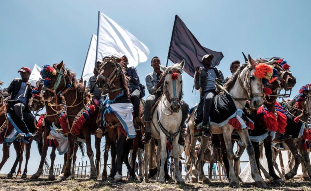 فرسان يحضرون حفل تأبين يوم الأحد في موقع تحطم طائرة الخطوط الجوية الإثيوبية 737 ماكس
