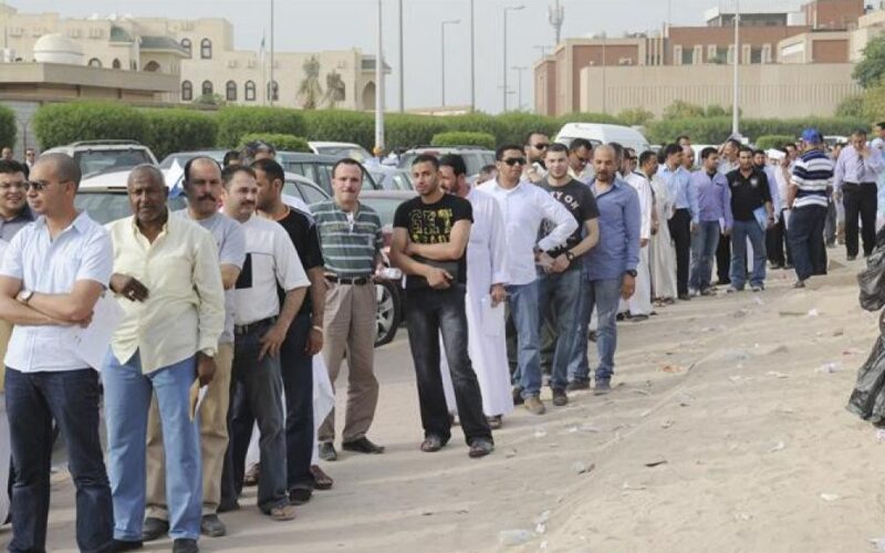 دولة خليجية تستعد لطرد آلاف الوافدين بشكل مفاجئ.. وهذا السبب