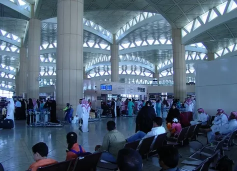 هروب عريس من عروسته أثناء استقبالها في احد مطارات السعودية .. والمفاجأة الصادمة في رد فعلها!