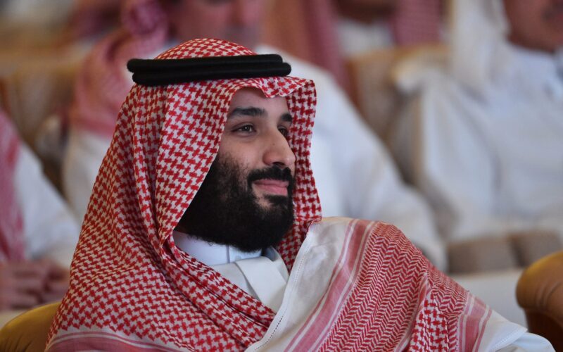 كم يدفع ولي العهد محمد بن سلمان مساعدات للعاطلين عن العمل والمتزوجين حديثاً في السعودية؟